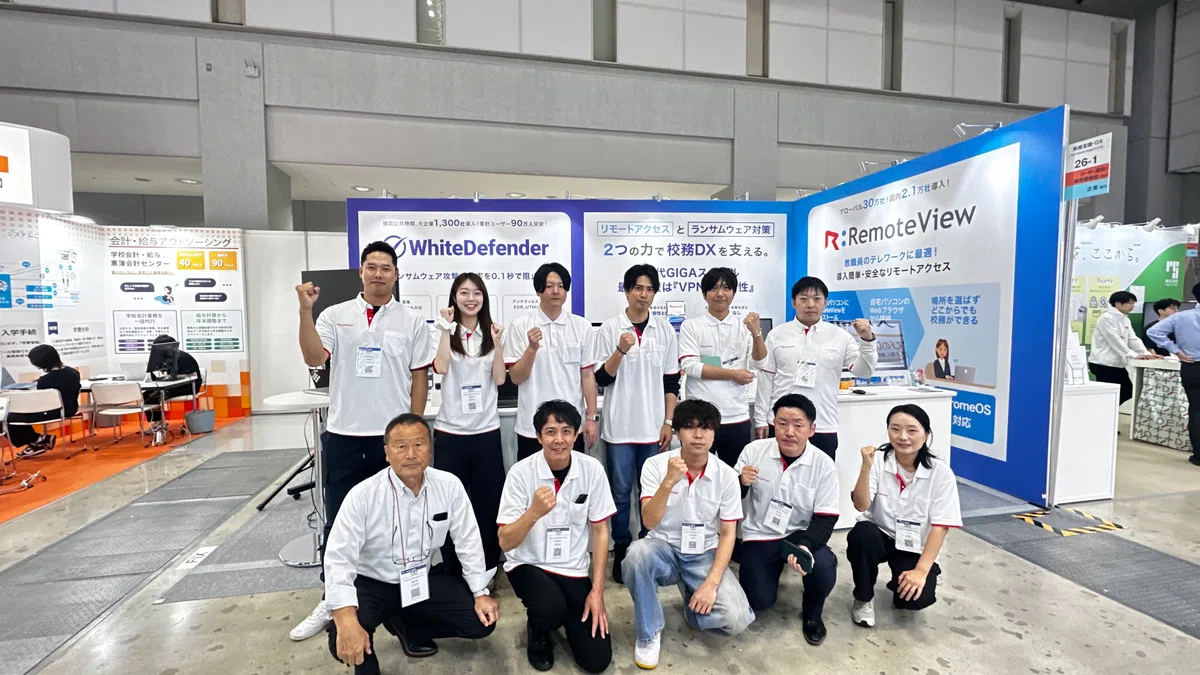 第17回 EDIX（教育総合展）東京での、RSUPPORT株式会社スタッフ一同の集合写真。お揃いの白いポロシャツでガッツポーズ。